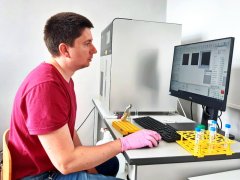 Старший научный сотрудник Лаборатории клеточных технологий Андрей Борода проводит исследование с помощью клеточного сортера.